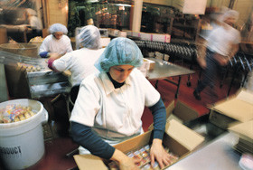 Workers packaging food in factory (photo : David Joel) - Getty-Images/Photodisc