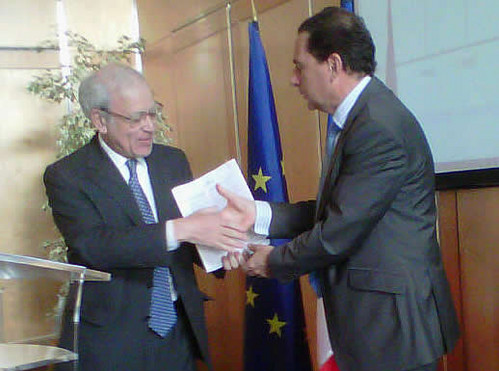 Michel Didier remet le rapport "Mettre un terme à la divergence de compétitivité entre la France et l'Allemagne" à Eric Besson, ministre de l'Industrie le 20 janvier 2011