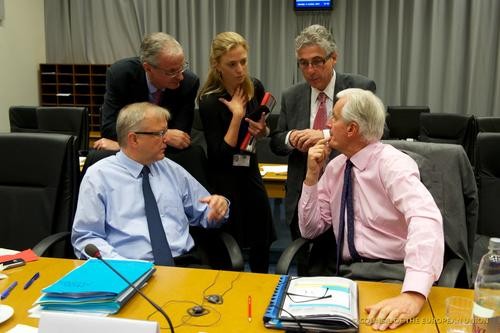 Mr Olli RHEN (left), Member of the European Commission, Mr Michel BARNIER, Member of the European Commission Source "Le Conseil de l'Union européenne".