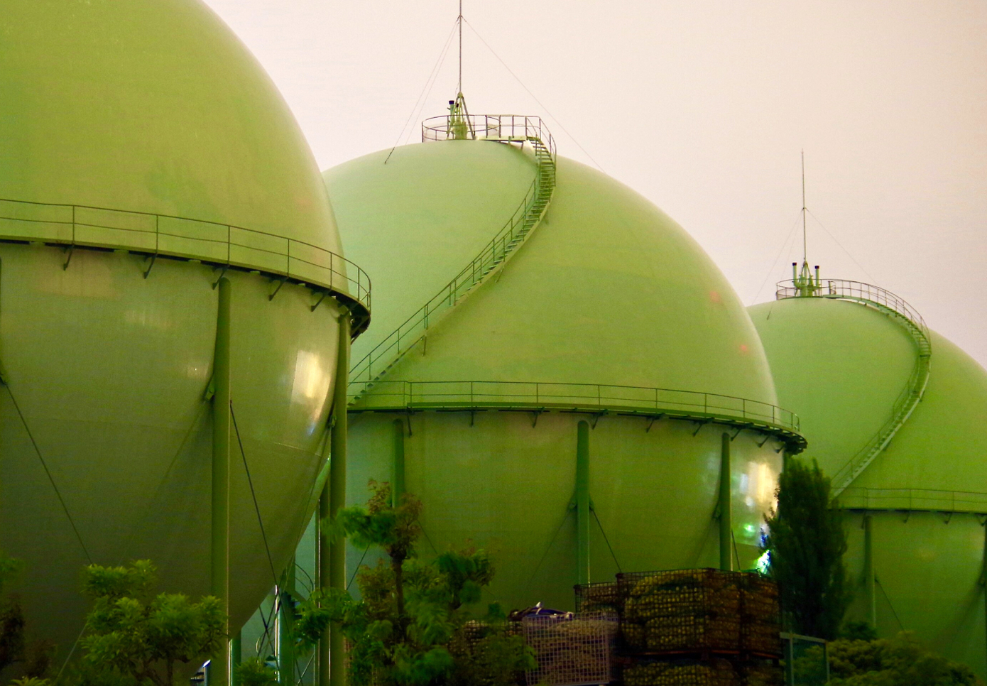 Night shot of spherical tank gas holders for pressurized city gas in Nishi Ward, Yokohama near Hiranumabashi Station, photo IketaniDaisei, wikicommons