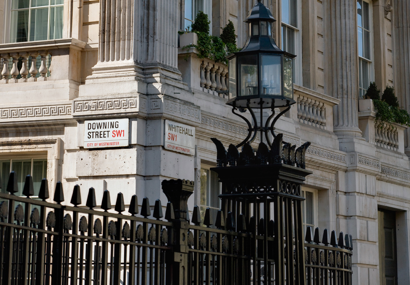 Corner_of_Downing_St_and_Whitehall,_London_-_May_2008-wikicommons-Diliff.