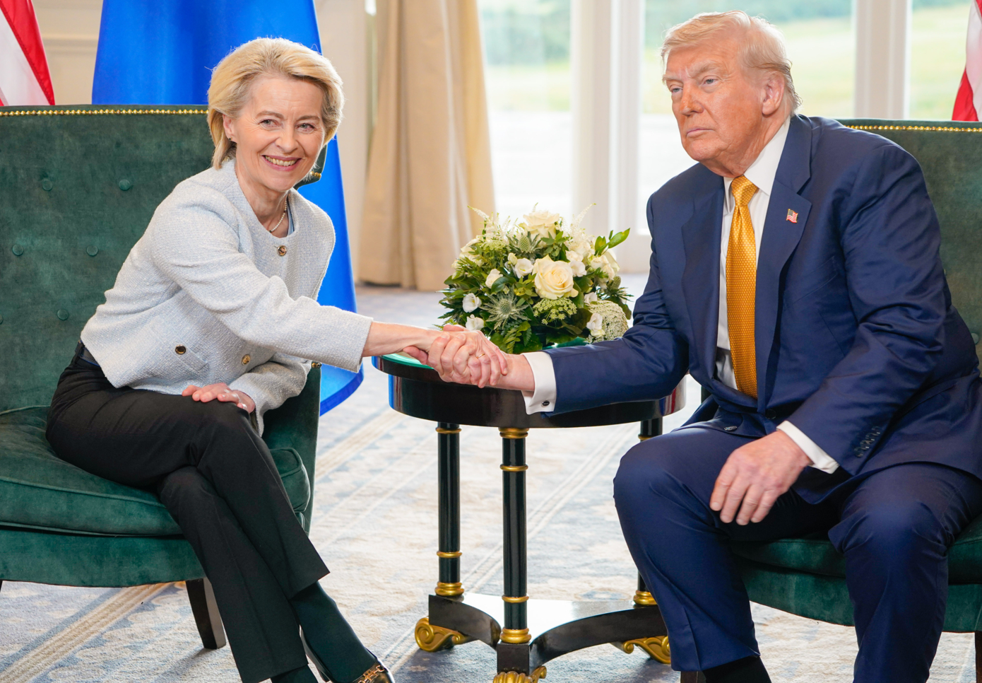 Poignée de main entre Donald Trump, à droite et Ursula von der Leyen - source: UE - Photographe: Fred Guerdin