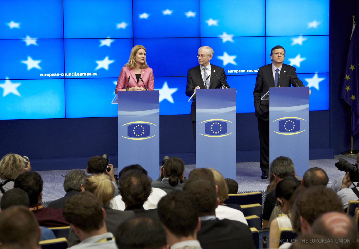 Conseil européen 28/06/2012 - Conférences de presse des Présidents De gauche à droite : Mme Helle THORNING-SCHMIDT, Premier ministre danois; M. Herman VAN ROMPUY, Président du Conseil européen; M. José Manuel BARROSO, Président de la Commission européenne. (source : Conseil de l'Union européenne)