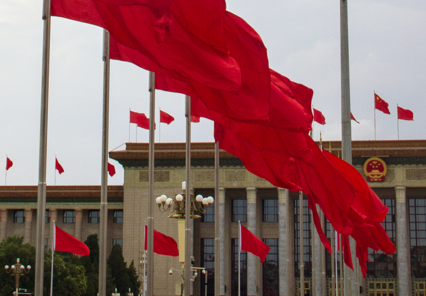 Red flags in the front of the Great Hall of the People, photo wikicommons, auteur : 維基小霸王 )