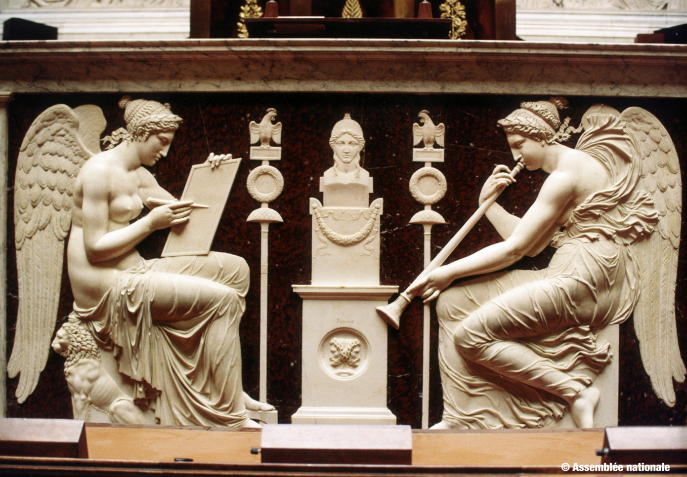 Bas-relief de la tribune de l'orateur, copyright Assemblée Nationale