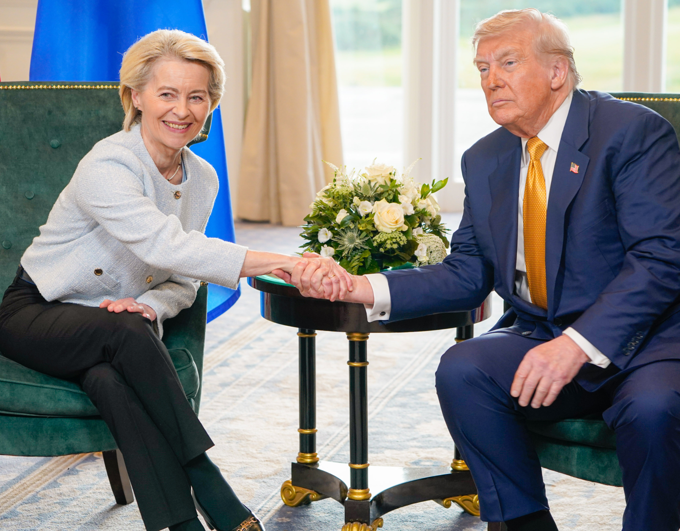 Poignée de main entre Donald Trump, à droite et Ursula von der Leyen - source: UE - Photographe: Fred Guerdin