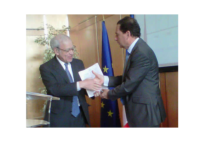 Michel Didier remet le rapport "Mettre un terme à la divergence de compétitivité entre la France et l'Allemagne" à Eric Besson, ministre de l'Industrie le 20 janvier 2011